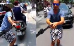 Hoảng hồn thấy Tây bám xe máy trượt patin trên phố