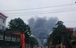 Cháy cửa hàng điện tử, phong tỏa giao thông tứ phía