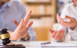 Ra tòa mới biết vì muốn ở riêng, chồng âm thầm làm giàu bất chính