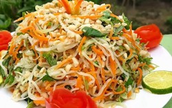 Ngâm đu đủ vào nước lạnh để có món nộm giòn ngon