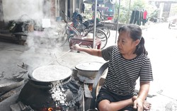 Người phụ nữ 'đi' bằng 2 tay 40 năm mưu sinh với nghề làm bánh đa 