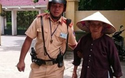 CSGT quyên tiền lộ phí cho cụ bà mất cắp