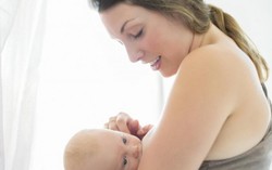 Cho trẻ bú quá no có thể tăng nguy cơ béo phì