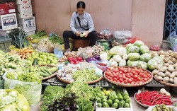 Thị trường 30 Tết: Rau, trái cây, hoa tươi bạt ngàn, giá rẻ hơn ngày thường