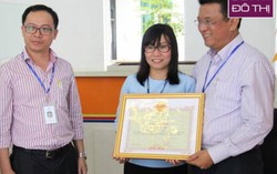 Người phụ nữ đội mưa đợi trả lại 1 tỷ nhặt được