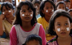 Học sinh Indonesia trở lại trường sau thảm họa động đất, sóng thần