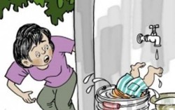 Dìm em trai 1 tuổi vào xô nước đến chết vì ghen tức