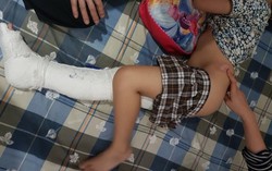 HS gãy xương đùi: Bà hiệu trưởng chợt nhớ có đi ô tô trong sân trường