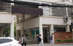 Áo học sinh dính phân, phụ huynh nghi bị trả thù, trường nói gì?