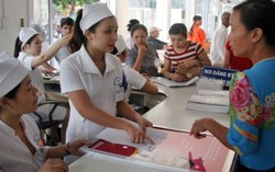 Hộ cận nghèo có thể được hỗ trợ 100% giá thẻ BHYT từ 2018