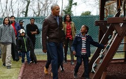 Vợ chồng Obama tặng kỷ vật gia đình cho trẻ vô gia cư