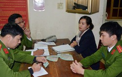 Người phụ nữ nhặt được túi tiền, đến đồn công an tìm người trả lại