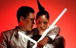 Quang Hùng và Chà Mi diễn xuất với bóng đèn neon