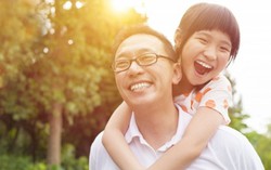 Nhắc chồng đừng mặc 'mát mẻ' trước mặt con gái
