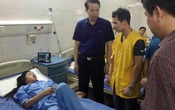 Xe máy 'kẹp 5' đâm vào dải phân cách, 4 người chết