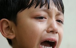 Bé trai có thể khóc, chơi búp bê