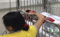 Mẹ sơ ý, bé 3 tuổi ở Hà Nội uống cả chai dầu hỏa