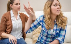 Xấu hổ vì mẹ kè kè theo con đi dã ngoại cùng lớp