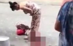 Đẻ rơi giữa đường đi mua rau rồi bế con về nhà để tiết kiệm tiền