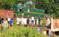 5 người bị thương sau cú va chạm giữa xe tải với tàu hỏa ở Hà Đông