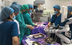 Lần đầu phá vách liên nhĩ của trẻ 4 ngày tuổi bị Đảo gốc động mạch