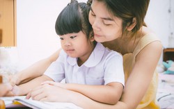 Học sinh lớp 1 lần đầu 'nếm mùi' thi cử, mẹ lo hơn con