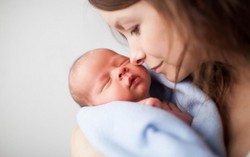 Con có được mang họ cha khi bố mẹ chưa đăng ký kết hôn?
