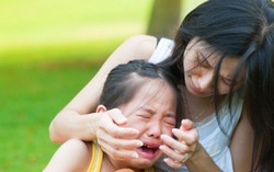 Con gái lớp 5 nức nở khi bị các bạn đổ tiếng oan "kẻ trộm đồ"