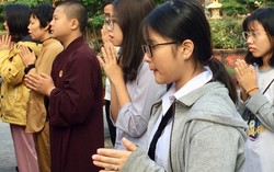 Lên chùa tìm về 'ngày an lạc'