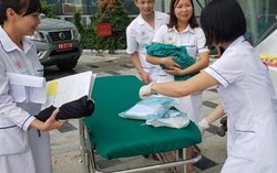 Trên đường đến bệnh viện, sản phụ đẻ luôn trong xe taxi