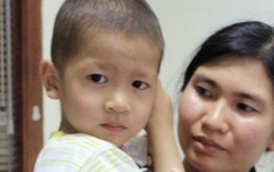 Giúp đỡ bé trai phải truyền máu cả đời