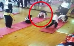 Bé gái 4 tuổi nguy cơ liệt nửa người vì ngã khi tập Yoga