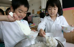 Mẹ Nhật 'dự giờ' cùng học, cùng ăn bán trú với con