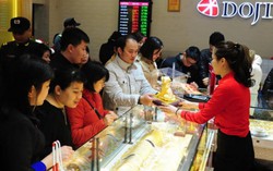 Trước ngày Thần Tài, dù giá vàng tăng cao, dân vẫn nườm nượp đi mua