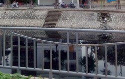 Hà Nội: Người dân cứu được cô gái nhảy sông Sét tự tử