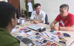Bắt quả tang người đàn ông Trung Quốc dùng thẻ giả rút tiền tại ATM