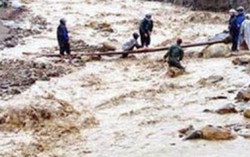 Mưa lũ cuốn trôi 2 người ở Yên Bái