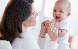 Giao tiếp giúp não trẻ phát triển tốt ngay từ dưới 1 tuổi