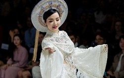Giáng My diện bộ áo dài nặng 25kg ở show của NTK Lê Long Dũng