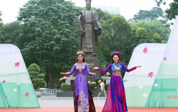 Miss Photo Vũ Hương Giang trình diễn áo dài cùng diễn viên Thanh Hương của 'Quỳnh búp bê'