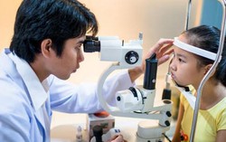 Cha mẹ nên bỏ thói quen này nếu không muốn con bị hỏng mắt
