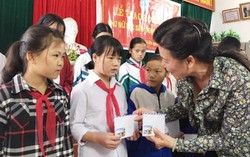 Hội LHPN Việt Nam trao học bổng phi chính phủ Mỹ cho nữ sinh nghèo vượt khó