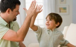 Khen ngợi sự nỗ lực tốt hơn khen trẻ thông minh