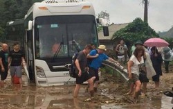 Đường lên Sa Pa ngập ngụa trong bùn đất 