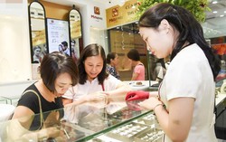 Khóc - cười vì giá vàng bất ngờ tăng vọt