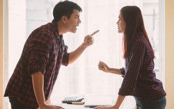 Bị chồng nghi ngờ lòng chung thủy khi tham gia công tác đoàn thể