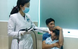 Bé trai 5 tuổi bị thủng màng nhĩ do tự tay nhét pin vào tai