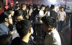 Quán bar cho hot girl mặc bikini múa cột phục vụ khách