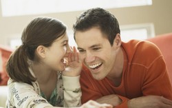Băn khoăn khi con gái tuổi teen còn ngủ với cha