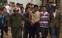 Mẹ lấy thân che cho con trẻ khỏi bị chém